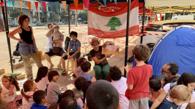 Lina Daouk-Öyry undervisar barn i ett tält i Beirut.