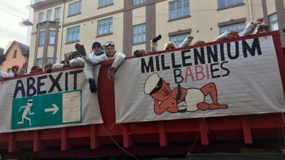 Pargas svenska gymnasiums abiturienter på ett lastbilsflak på pankis i Åbo 2019. På flaket finns banderoller med texten "Abexit" och "Millennium babies"