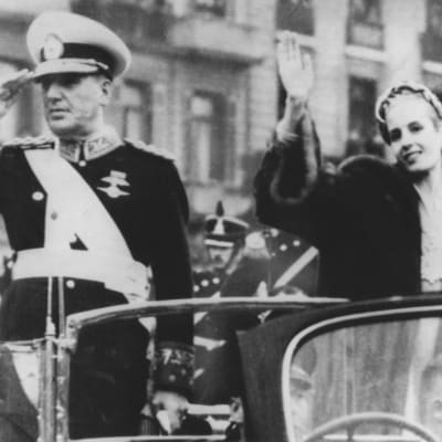 Juan ja Eva Peron tervehtivät yleisöä virkaanastujaisjuhlassa 1952
