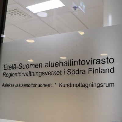 Dörr där det står Regionförvaltningsverket i Södra Finland.
