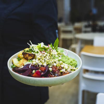 Katriinan kasvisravintolan perustaja Maija Silvennoisen kokoama annos.