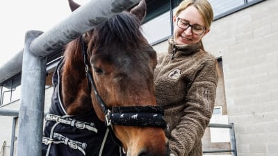 Maria Kareskoski tillsammans med universitetets häst Ville.
