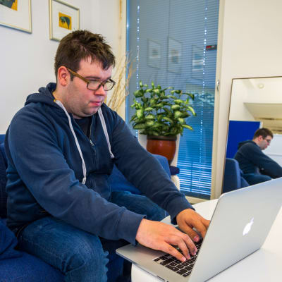 Fredrik Lindgren använder en skärmläsare på sin bärbara dator.