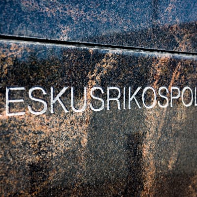 Keskusrikospoliisi -teksti kivi seinässä.
