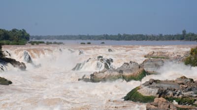 Inga farkoster kan passera de dramatiska vattenfallen i Mekong nära gränsen mellan Laos och Kambodja. Den nyaste dammen i Mekong har uppförts i en flodfåra mitt bland de spektakulära vattenfallen.