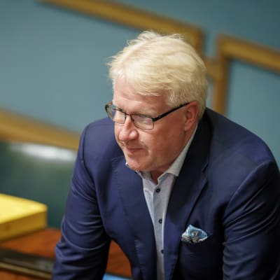 Perussuomalaisten kansanedustaja Veikko Vallin eduskunnan istuntosalissa.