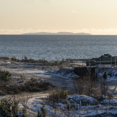 Rankin linnakesaaren eteläkärki, rannikkotykki 120TK, taustalla Suursaari.