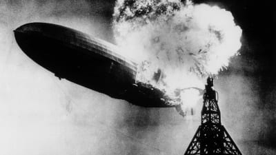Det tyska luftskeppet( zeppelinaren) Hindenburg efter att den just fattat eld.