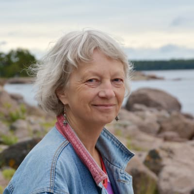 Nina Kihlman står på en strand.