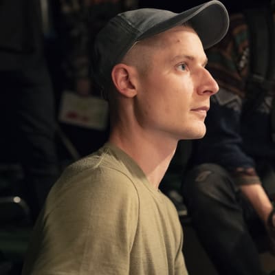 Ohjaajaopiskelija Max Ovaska ohjaa Aalto-yliopiston studiossa elokuvaansa. 25.10.2019.