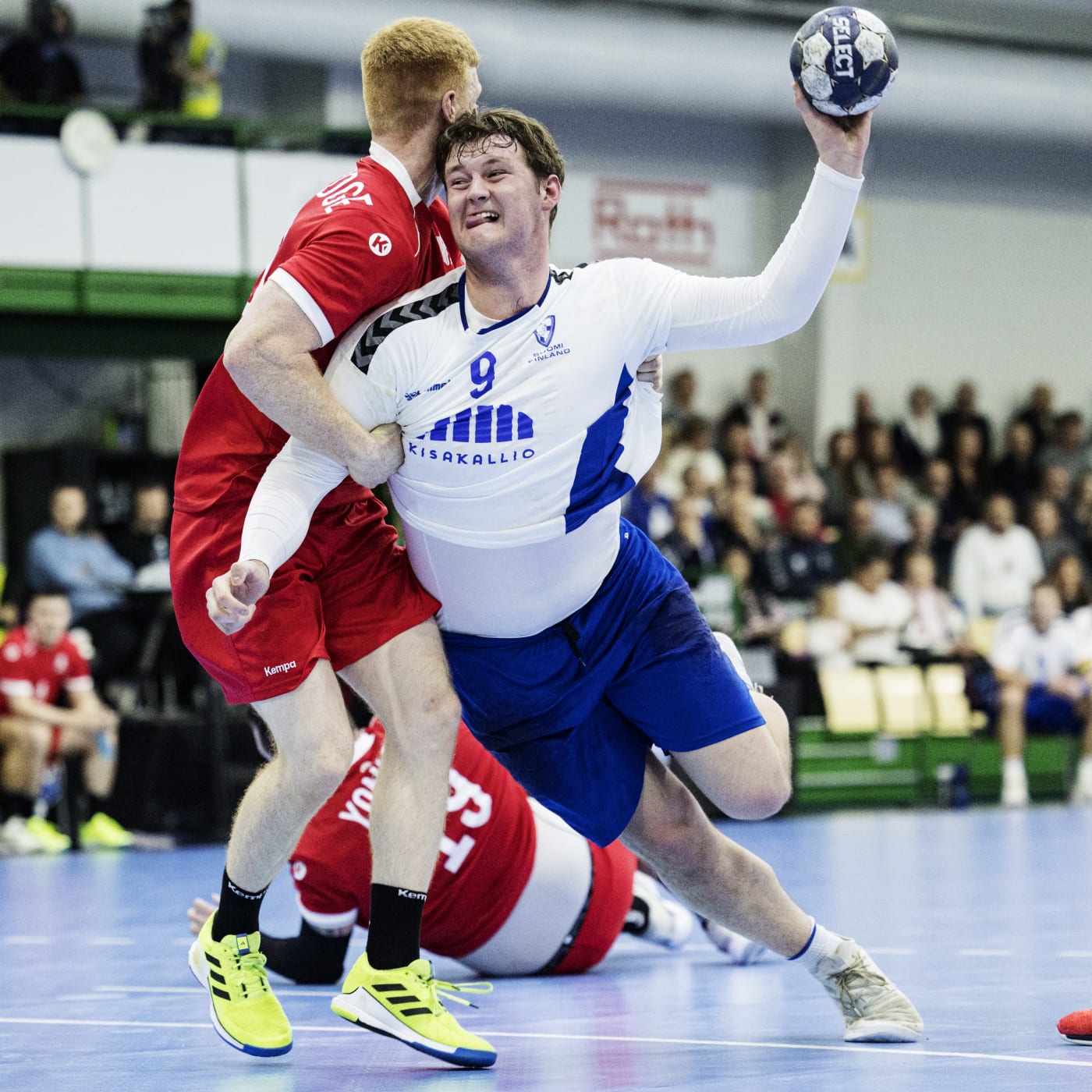 Viktor Gronemark with the ball next to the opponent.