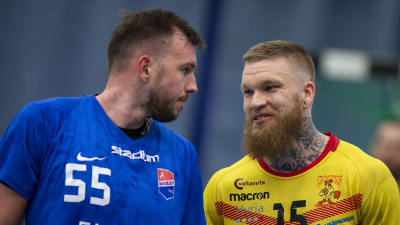 Tadas Stankevicius och Teemu Tamminen i den första handbollsfinalen 2019.