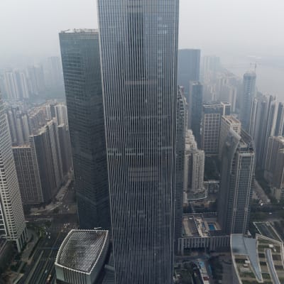 Centrala Guangzhou har ungefär fem miljoner invånare och växer på höjden. Finanscentret Chow Tai Fook är 530 meter högt. 