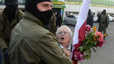 Belarusisk polis griper den 73-åriga oppositionsaktivisten Nina Baginskaja under en fredklig demonstration i Minsk 19.9.2020