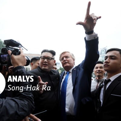 Två imitatörer utklädda till Donald Trump och Kim Jong-un.
