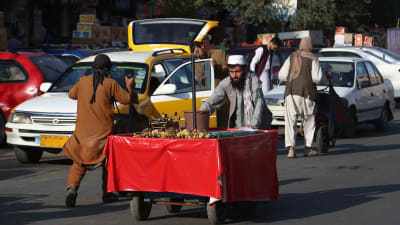 Katukauppiaat lykkäsivät Kabulissa keskiviikkona kärryjään