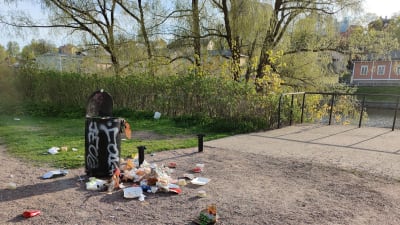 Överfullt sopkärl på västra åstranden i Borgå 25.05.20