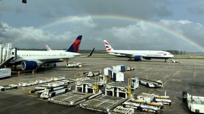 Regnbåge över några flygplan på Orlando flygfält