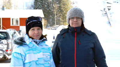 Madelene Sippus och Sofia Nyman står fram skidbacken i Vörå