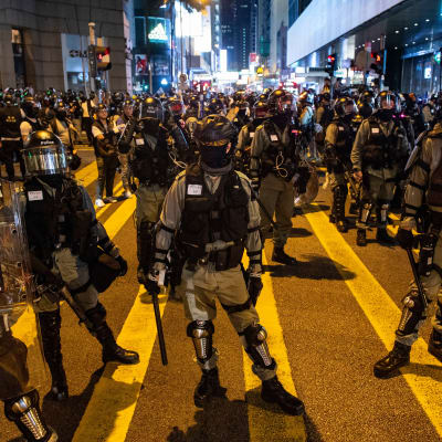 Kinesiska medier kräver tuffare tag i Hongkong, men nämner inte det ökande våldet mot demokratiaktivister