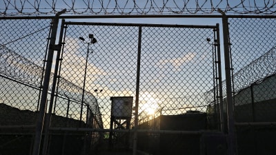 Guantanamon vankileiri kuvattuna rauta-aidan takaa lokakuussa 2016.