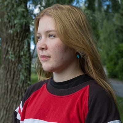 Hämeenlinnalainen Aino Mäki seisoo Vanajan rannassa ja katsoo järvelle.