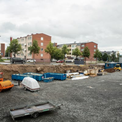  Kuvassa rakennustyömaa Rovaniemen keskustassa. 