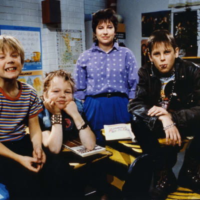 Jarno Jokinen (Ville), Sami Laine (Janne), Anne Helminen (opettaja) ja Pasi Pitkäaho (Tommi) sarjanäytelmässä "Tarkkis" vuonna 1986.