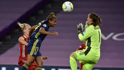 Nikita Parris nickar bollen förbi målvakten Laura Benkarth.