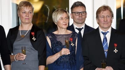 Satu Mäkelä-Nummela, Marjut Rolig, Janne Lahtela och Pertti Ukkola får sina ordenstecken.