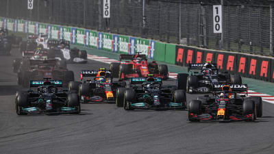 Valtteri Bottas blir passerad av Lewis Hamilton och Max Verstappen.