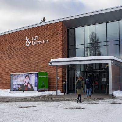 LUT-yliopiston Lappeenrannan kampuksen pääsisäänkäynti.