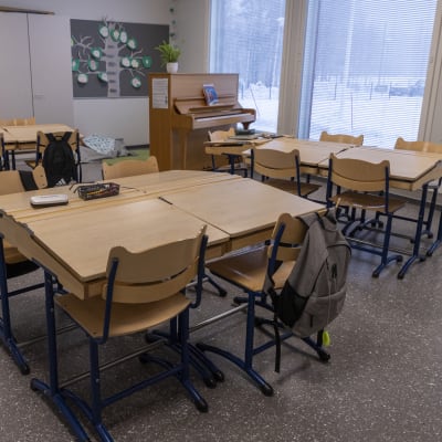 Tyhjä luokkahuone Luhangan koulussa.
