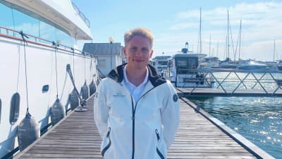 En person står på en brygga.