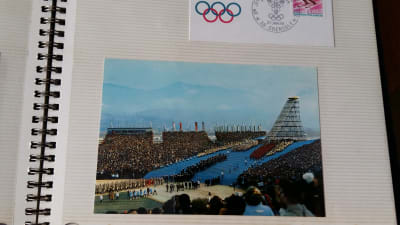 Ett fotoalbum med en bild från invigningen av de olympiska vinterspelen i Grenoble 1968.
