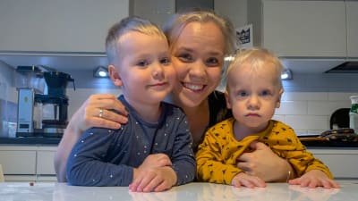 Alexandra Vuokkovaara med sina barn.