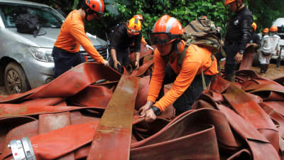 Räddningsarbetare har försökt pumpa bort vattnet ur den thailändska grottan. 
