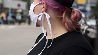 En kvinna som bär ansiktsskydd.