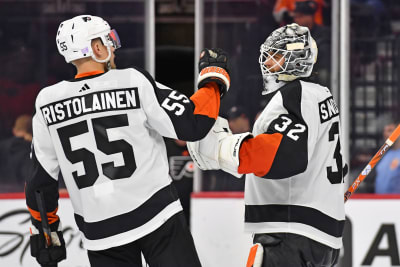 Rasmus Ristolainen och Felix Sandström tackar varandra.