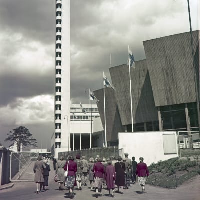 Ihmisiä matkalla stadionin torniin (1950-luku)