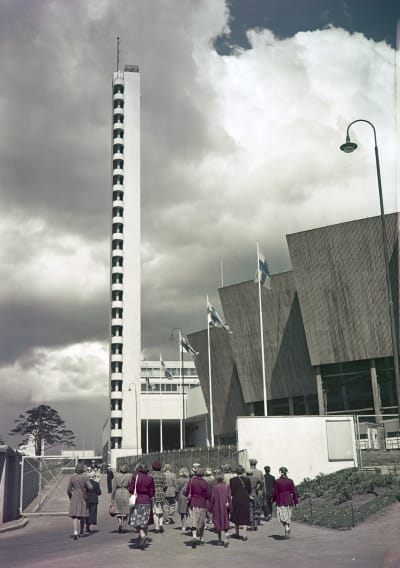 Ihmisiä matkalla stadionin torniin (1950-luku)