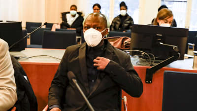 En  sierraleonsk man med munskydd på sig i Birkalands tingsrätt den 24 januari 2022.