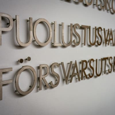 Puolustusvaliokunta-teksti seinässä Pikkuparlamentissa.