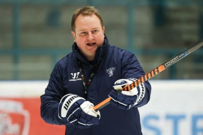 Tomi Lämsä leder ett träningspass.