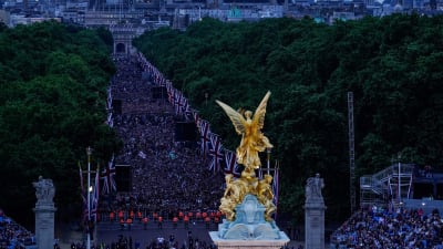 Folkhavet framför Buckingham Palace under festkonserten till drottning Elizabeths ära den 4 juni 2022.