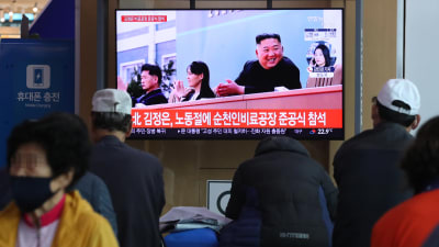 Stillbilder på Kim Jong-Un visas på en teve på en järnvägsstation i Sydkoreas huvudstad Seoul.