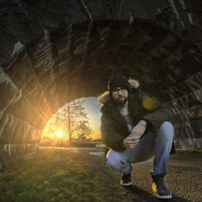 Johan Kvarnström alias Qruu vid Norra hamnens tunnel i Ekenäs.