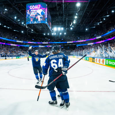 Finska spelare firar i ishockey-VM.