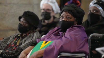 Desmond Tutus änka Leah Tutu efter att Ramaphosa överräckt henne Sydafrikas flagga. 