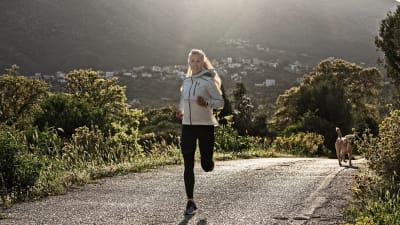 Noora Honkala löper på en landsväg